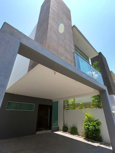 Preciosa Casa En Juriquilla, San Isidro, Alberca, Equipada, 