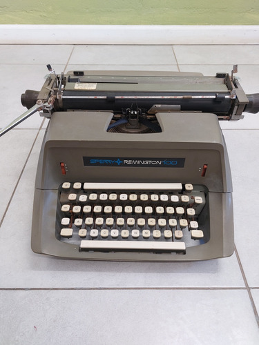 Antigua Máquina De Escribir Sperry Remington 100