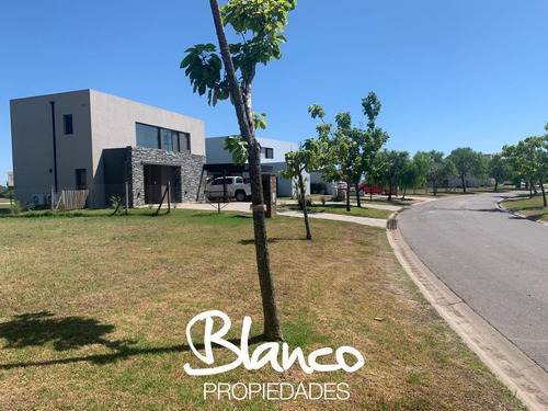 Imagen 2 de 9 de Oportunidad! Muy Buen Lote A La Laguna Dentro Del Barrio El Cantón - Norte