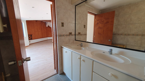 Veridika Vende Amplia Casa En Condominio.