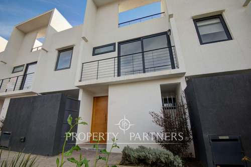 Amplio Townhouse En Excelente Ubicación 4d 3b 2e