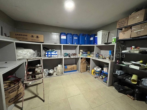 Raiza Suarez Vende Extraordinario Edificio En Pleno Centro De Barquisimeto,- 2 4 2 1 2 5 7-, Posee 4 Pisos, Azotea, Sótano Con Deposito, Locales Comerciales, Oficinas, Baños, Tanque Subterráneo.....