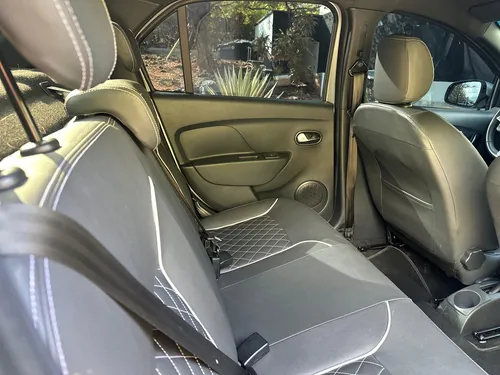 Renault Logan 1.6 Privilege / Intens