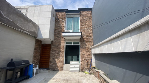 Casa En Venta En Echegaray, Remodelada.