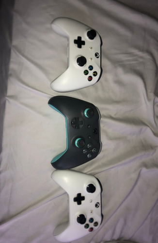 Consola Xbox One S 1 Tb Sin Caja Con 2 Controles Blanco (Usado)