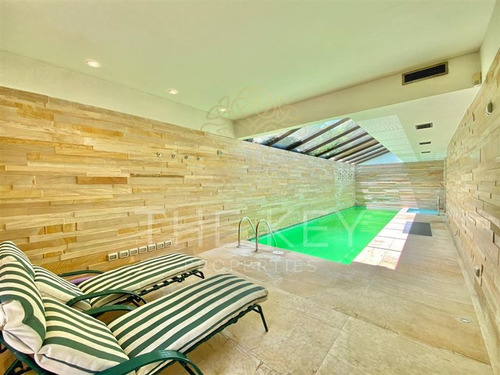 Casa En Venta De 1.300m2. Las Condes