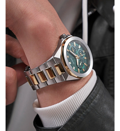 Reloj Guess Dashboard Verde Caballero Correa Bitono Bisel Plateado Fondo Verde Oscuro