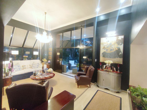 Apartamento Francis Zepieri. Vip De 225 Mtrs2 Con Agradable Terraza En Colinas De Valle Arriba Remodelado Con Materiales De Primera. Calle Cerrada Con Vigilancia Mls #25-20938