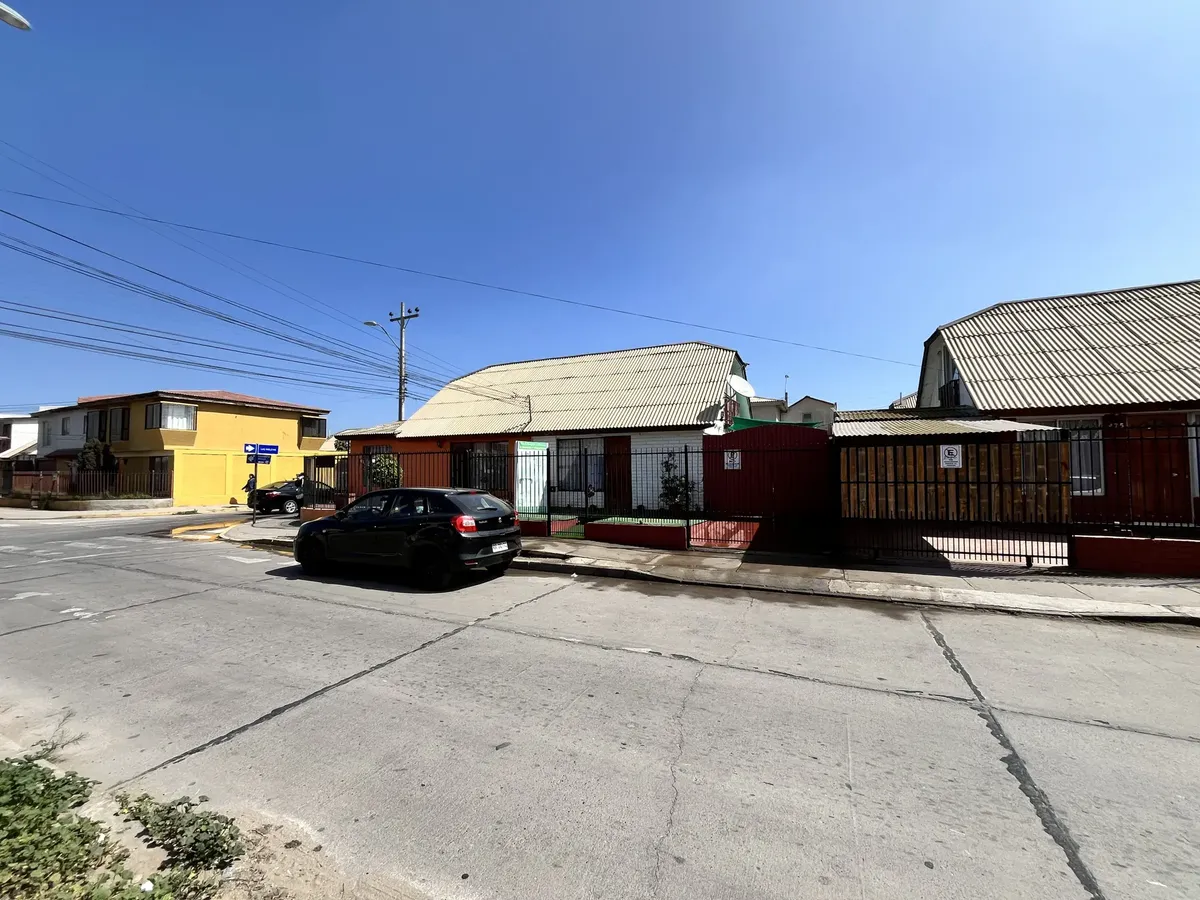 Imagen 2 de 19 de Casa 3 Dormitorios 1 Baño, Con Estacionamientos Y Patio