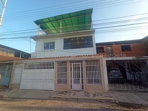Casa En Venta En Urb. La Cooperativa, Maracay. 24-9421. Lln