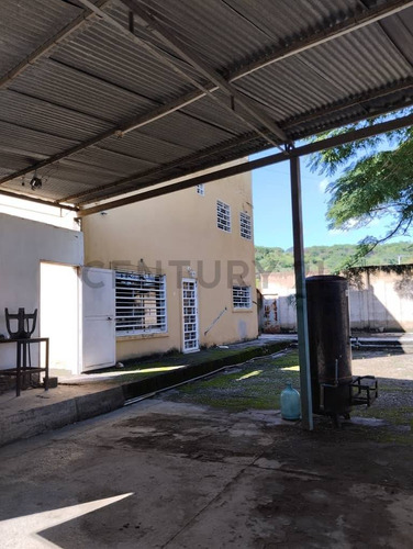 En Alquiler Terreno Con Edificio Comercial