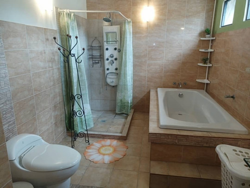 Imagen 4 de 21 de Casa Tipo Chalet Ubicada En Urb. Chalets Country, San Diego. Thamara Guevara 04167329568 / 04129515970