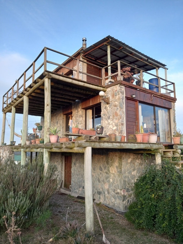 Casa De Piedra, 3 Plantas 2 Decks 3 Dormitorios, 2 Baños.