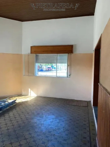 Casa En Alquiler, 3 Dormitorios, 1 Baño, Patio, Cochera. Cerro.