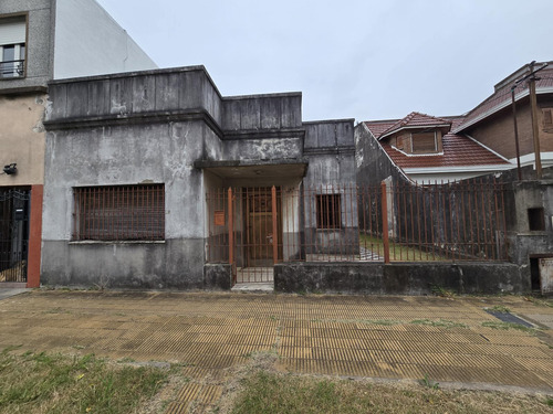 Venta Gran Lote De 10 X 37,45 Con Casa A Reciclar Y Galpón