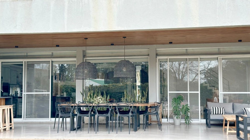 Casa Moderna 4 Dormitorios- San Marino Funes Hills