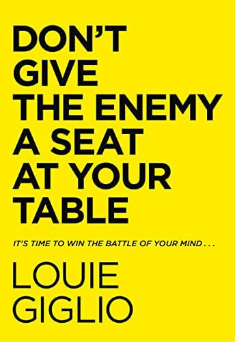 Don't Give The Enemy A Seat At Your Table : It's Time To Win The Battle Of Your Mind..., De Louie Giglio. Editorial Thomas Nelson Publishers, Tapa Dura En Inglés