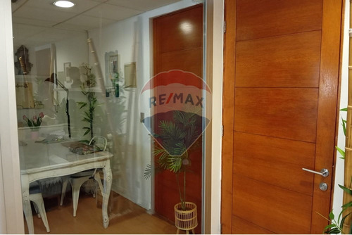 Oficina En Sector Comercial - Las Condes