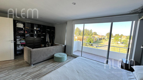 Casa En Venta En Malibu Canning
