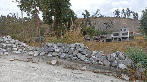 Terreno Esquinero De 297 Metros Cuadrados En Barrio Valle Hermoso Latacunga