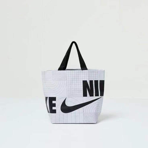 Práctico Bolso Blanco Y Negro Con Estampado Nike De Un Hombr