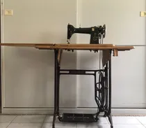 Comprar Máquina De Coser  Bernina  Con Mesa.