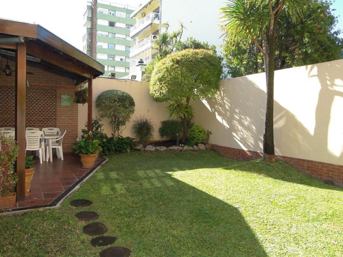 Casa En Villa Devoto Con Jardin, Quincho Y Parrilla- Venta.