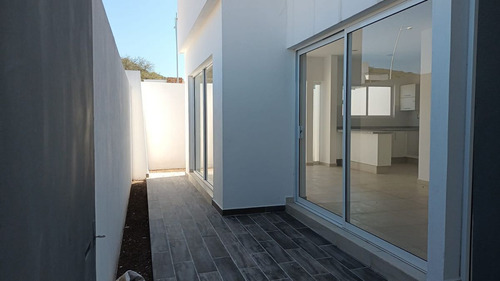Se Vende Casa En El Encino, Pasillo Lateral, Estudio O 4ta Rec En Pb, Lujo