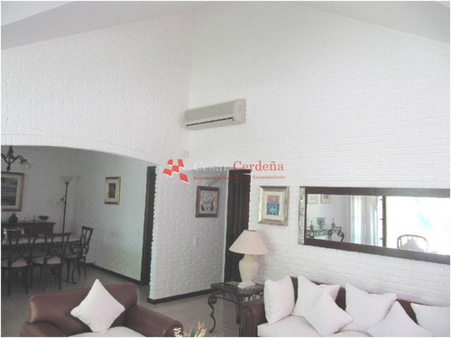 Venta - Muy Linda Residencia En Barrio Lugano, - Ref: 1072