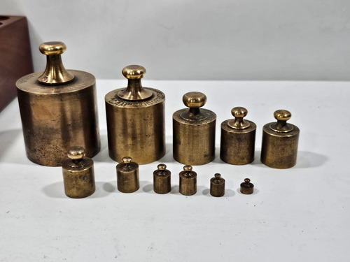 Antiguo Pesero De Madera Pesas En Bronce Cam (Usado)