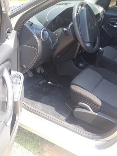 Imagem 10 de 15 de Renault Logan 2013 1.0 16v Expression Hi-flex 4p