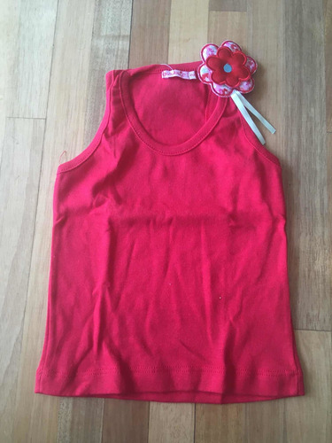 Musculosa Lisa Roja Con Flor Aplicada