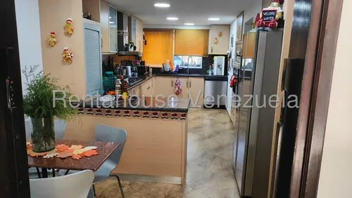 Agp Fabulosa Casa Remodelada. En Venta En La Boyera, Ubicada En Calle Cerrada 25-12979 Ys