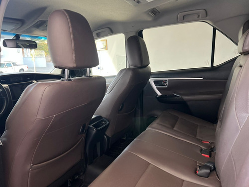 Imagem 7 de 13 de Toyota - Hilux Sw4 2.7 16v 4p Flex Sr 7 Lugares Automático