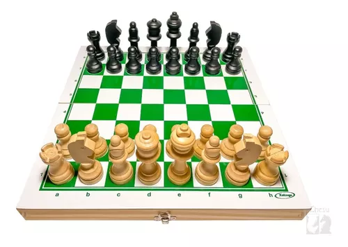 Tabuleiro de xadrez feito de peças de madeira em branco