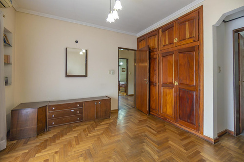 Casa En Venta En Rafael Calzada De 5 Ambientes