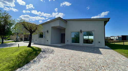 Casa En El Cazal Al Rio En Venta - Barrio Nautico