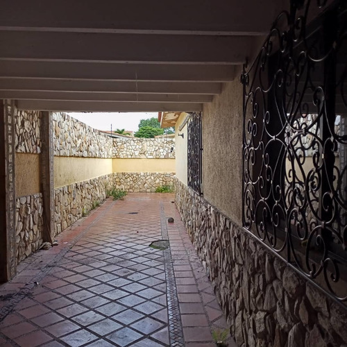Imagen 6 de 28 de Casa Céntrica Calle Cerrada Sin Amoblar, Aire Acondicionado Central, Estilo Colonial En Alquiler Y/o Venta Trigal Norte (hg)