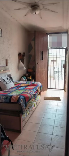 Ph En Venta 2 Dormitorios, 1 Baño Y Patio- Acevedo Diaz -tres Cruces