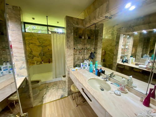 Casa En Venta De 5 Dorm. En Vitacura