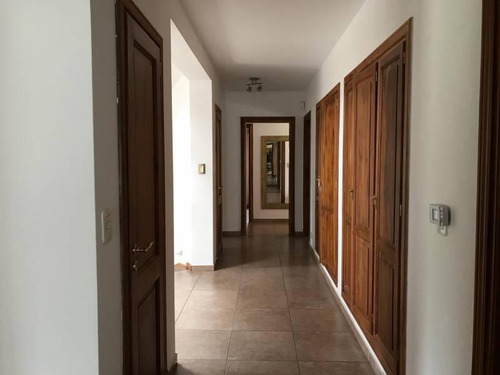 Casa En Venta Sobre La Laguna En El Barrio Santa Barbara
