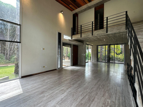 Departamento En Venta - 4 Dormitorios 2 Baños - 1.117mts2 - Carilo