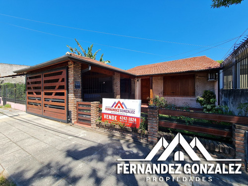 Chalet De Categoría En Venta En Temperley - Fondo Y Piscina