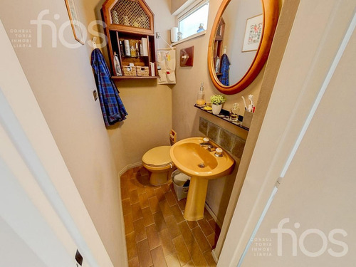 Venta Casa 6 Dormitorios Cochera Jardín Dos Plantas En Barrio Roque Saenz Peña