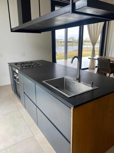 Casa En Venta - 3 Dormitorios 3 Baños - Cochera - San Sebastián, Pilar