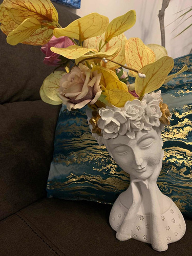 Florero Adorno De Porcelana Y Flores Artificiales En Hada