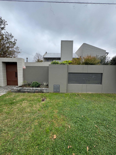 Casa En Venta De Categoría En Villa Zoila, Río Tercero !!