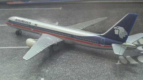 Avión A Escala 1:500 Boeing 757-200 Aeromexico Marca Herpa