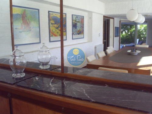 Casa En Venta Zona Mansa, Punta Del Este, 5 Dormitorios.- Ref: 5925