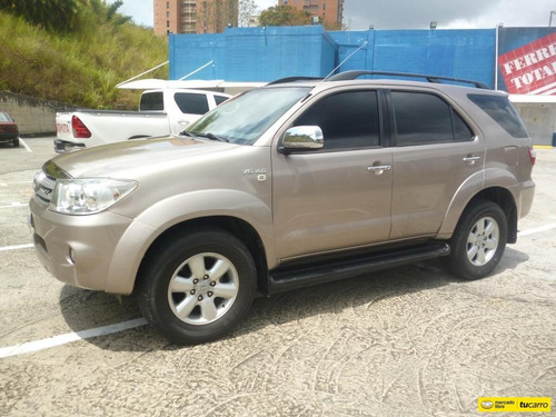 Toyota Fortuner .